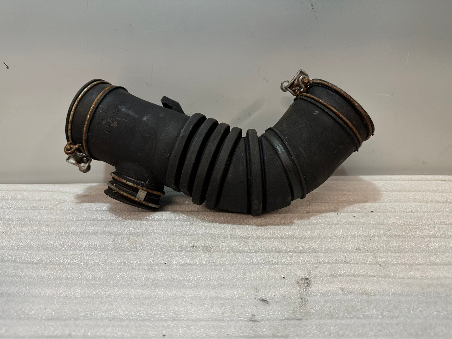 Ansaug Schlauch Luftfilter Drosselklappe Toyota Celica AT200 7AFE 17881-16360